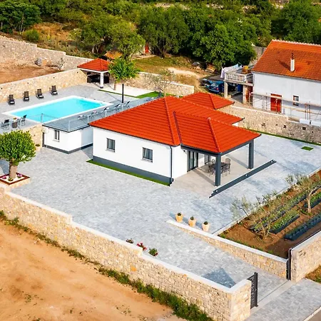 Villa Effort